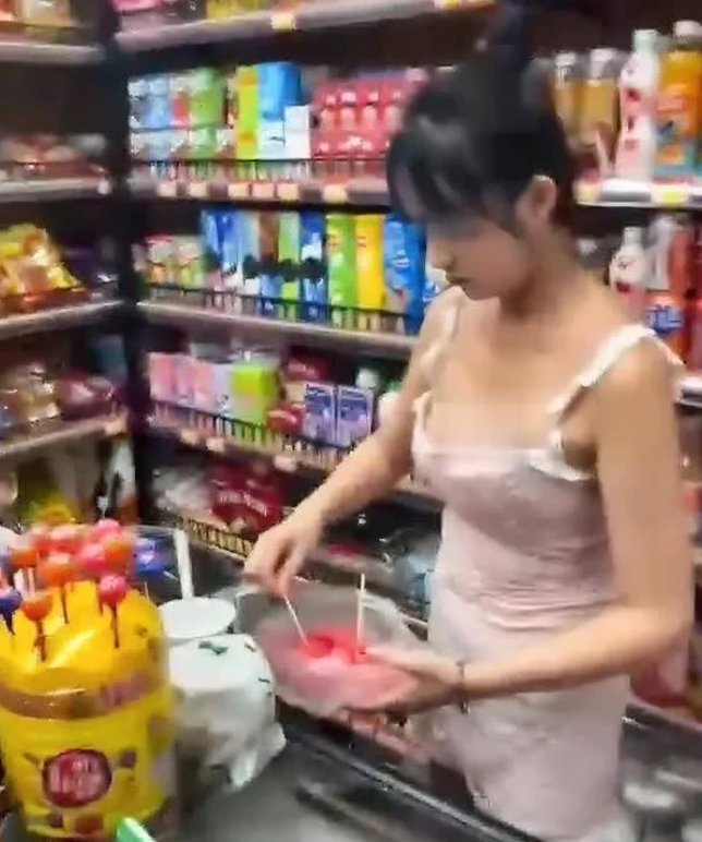 这两天，杭州骆家庄惠立减超市老板娘，因为穿着吊带裙，身材太火辣，被网友偷拍视频后