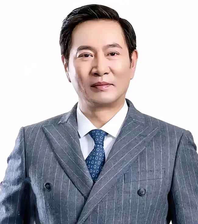他是大陆内地著名的影视男演员，他扮演的不论是正派还是反派，演技都拿捏的非常到位，