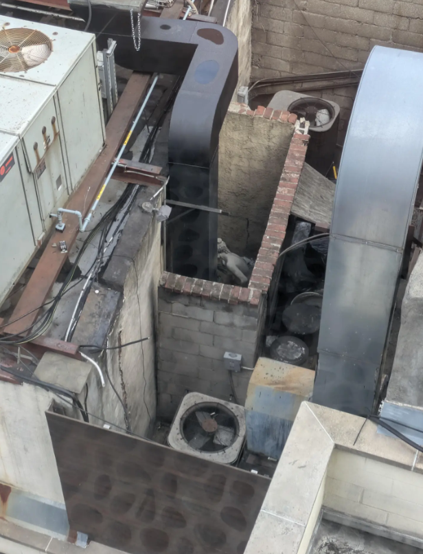 纽约一家意餐店后面，砖砌雕像里