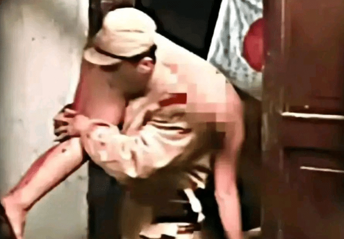 南京大屠杀期间，一张让人无比悲愤的照片，照片中一名小鬼子扛着一名受害女性从屋内出