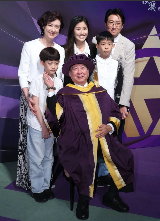 74岁洪金宝获香港演艺学院颁发荣誉博士学位，老婆高丽虹、大儿子洪天明一家到场支持