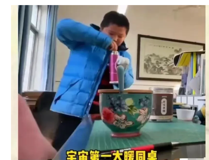 “女同桌第一次！”陕西宝鸡，女老师正批改作业，小男孩突然跑了过来，却支支吾吾红着