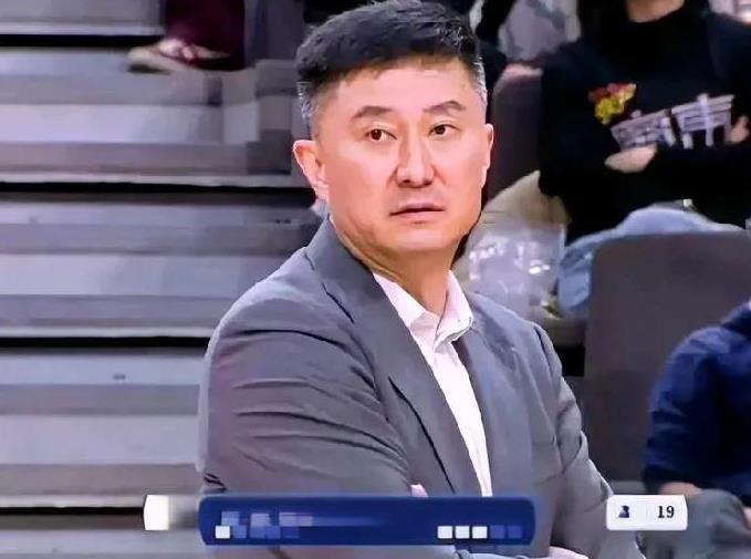 杜峰是对徐杰的表现不太满意吗，这样的比赛也几乎打满。
广东以一场29分的大胜作为