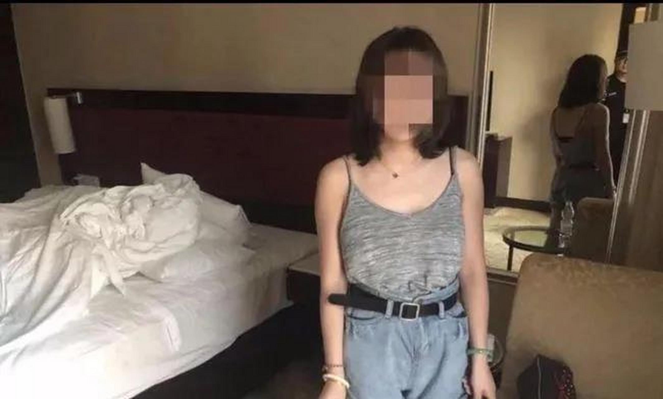 浙江宁波，一男子怀疑妻子出轨，偷偷拧松了妻子汽车轮胎的螺丝。几天后，妻子开车外出