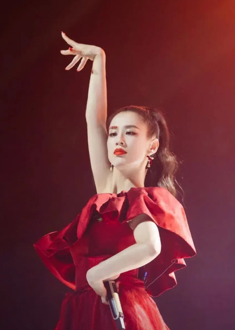 我认为黄圣依不会离婚，理由有4：

1、她已经习惯这种模式，被打压得无力反抗了，