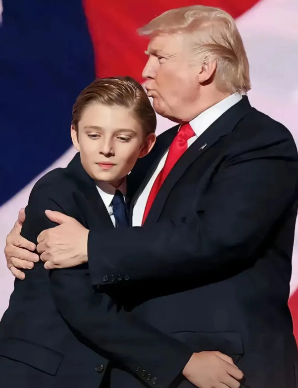 川普对自己的小儿子，通过照片能够看得出来，应该还是比较溺爱的，因为这毕竟是老来得