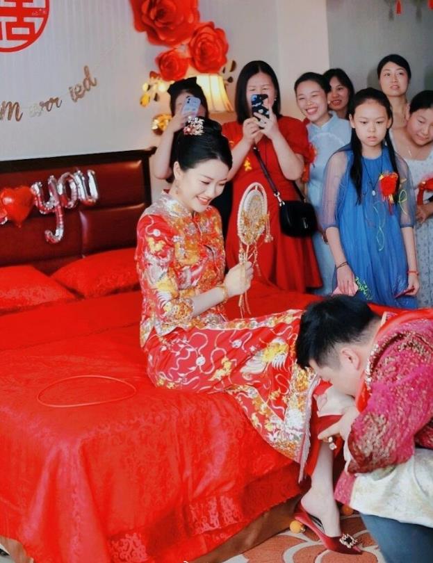 都说新娘子的脚是香的，看来是真的了。