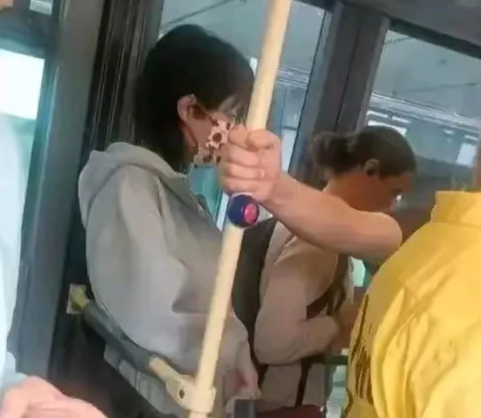 这就是王菲喜欢国外的原因吧，那就是可以随便坐公交车，挤满人都不怕被粉丝认出来，没
