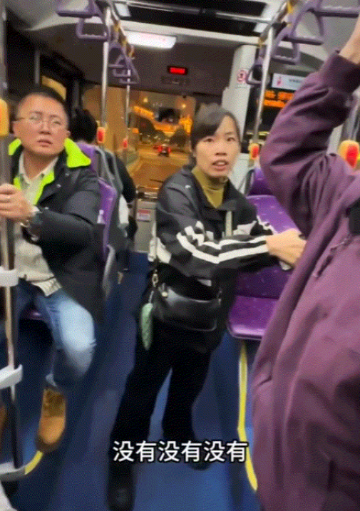 此话一出，周围乘客的表情瞬间就乐了，而这爷爷更是笑得开心了，说来说去原来是爷孙俩