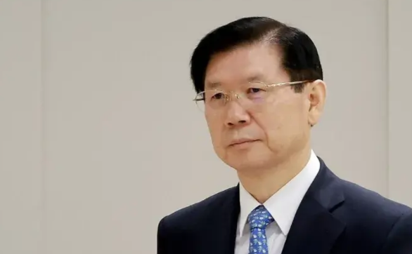 就是他！
韩国总统府警卫处长朴钟俊，凭借一己之力力保尹锡悦躲过逮捕令。
朴钟俊刚