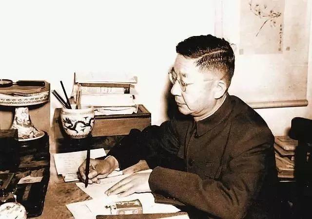 “老舍与赵清阁的爱情悲剧：爱与现实的冲突”