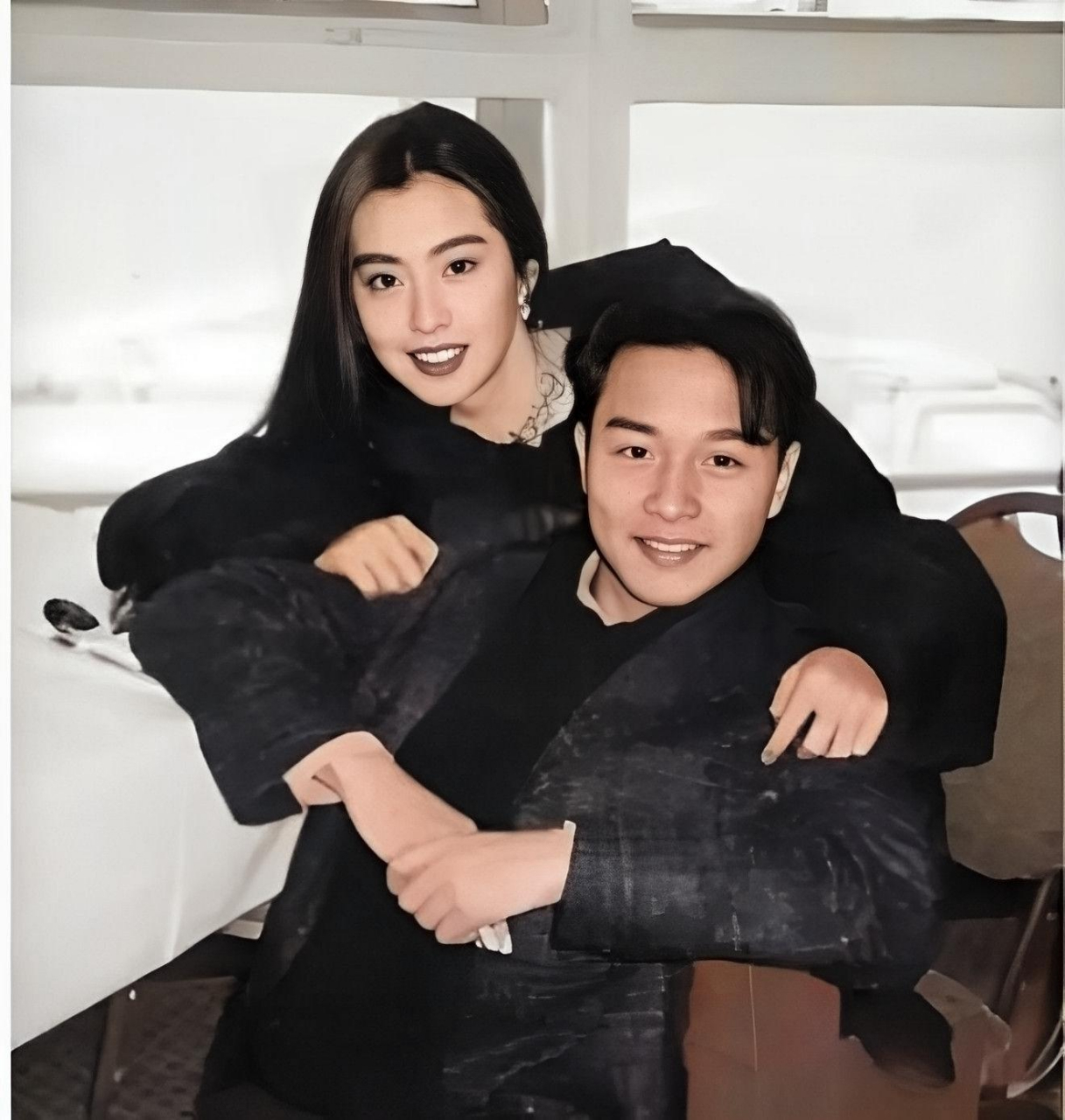一次，王祖贤公开对媒体放话：“我王祖贤死也不会同意男演员摸我胸的！”
媒体：“张