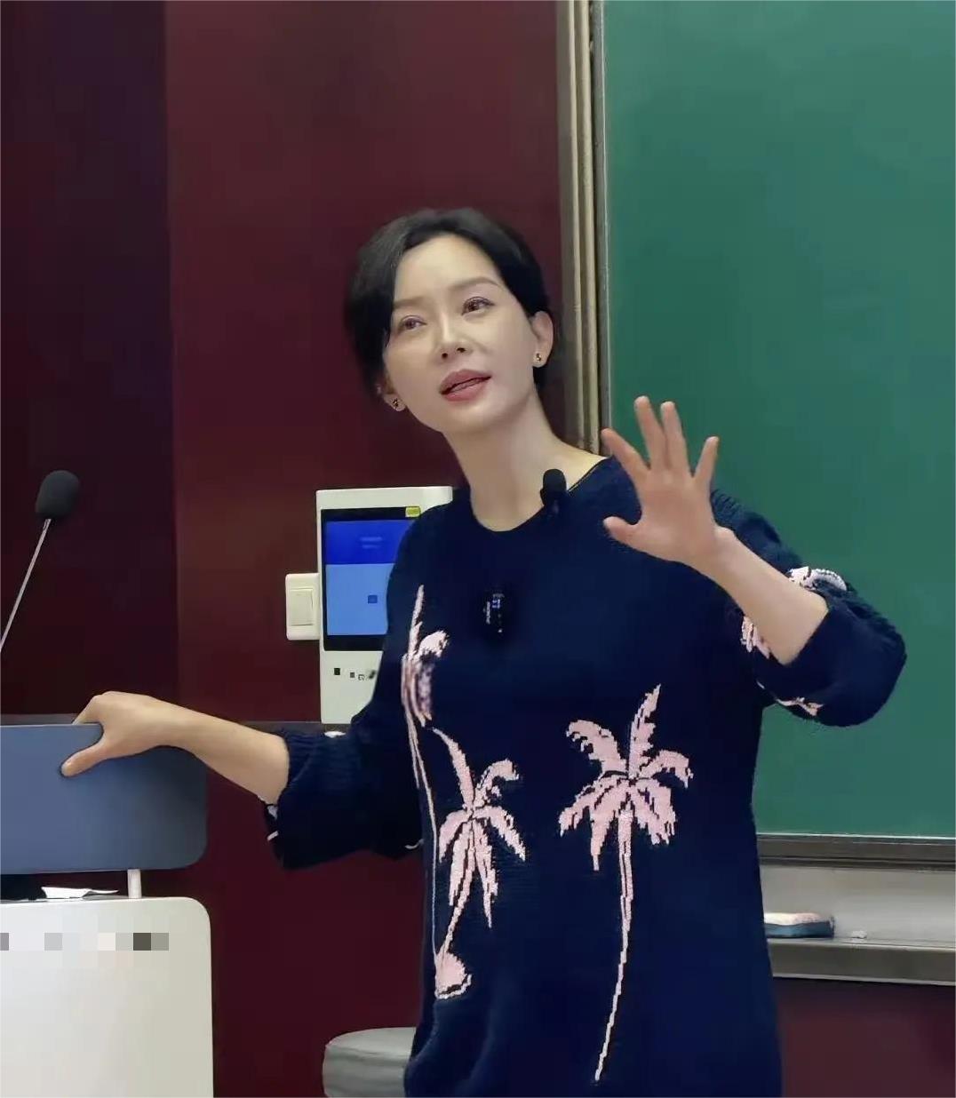 47岁陈数受邀去大学当老师，全素颜上课很真实，骨相脸型绝美而优越！ ?她生动有趣
