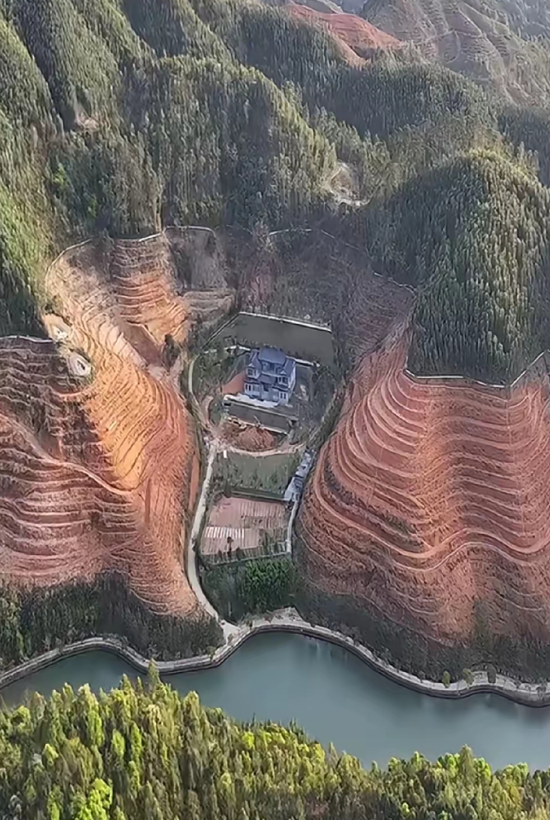 前几天到农村看到一栋这样建的房子，三面环山一面临河，选择这里建房有什么特别的意义