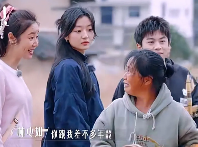 林心如在路边买橘子，村民看见她不由得夸赞着:“就是看见你那么漂亮，我们那么老。年
