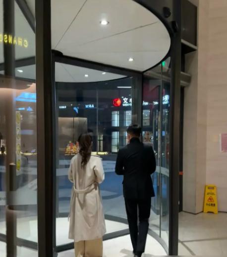 汪小菲终于听劝了，不再发言，安排好小杨阿姨在湾湾照顾两个孩子。

小杨阿姨在直播