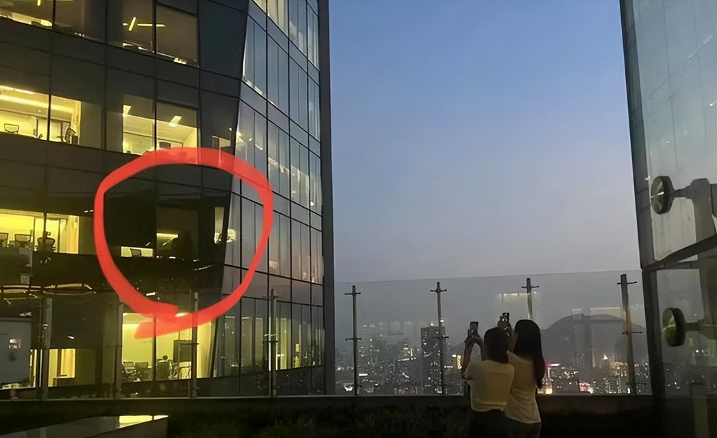 腾讯滨海大厦男女亲热事件，再次提醒我们：
第一，无论你所在楼层有多高，只要想搞私