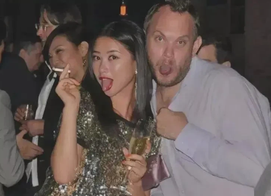 没想到吧，平常在大众面前大方优雅的朱珠，竟有着别样的过往。早些年在国外的时候，她