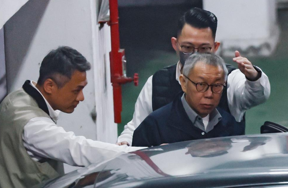 柯文哲已穷途末路，或被民进党团灭？
岛内媒体今日发文写道，民众党主席柯文哲委请律