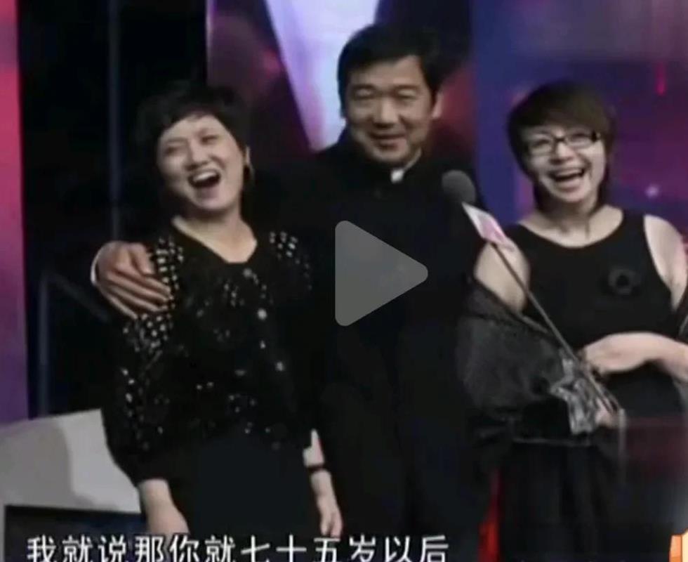 宋丹丹原来一直爱慕张国立啊！
还跟邓婕商量说，到张国立75岁时，把他让给自己。