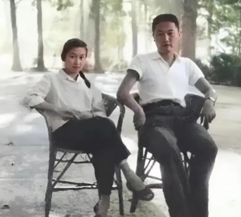  ⁡陈毅儿子陈小鲁和粟裕女儿粟惠宁的珍贵合影，彼时二人正在热恋中。镜头下