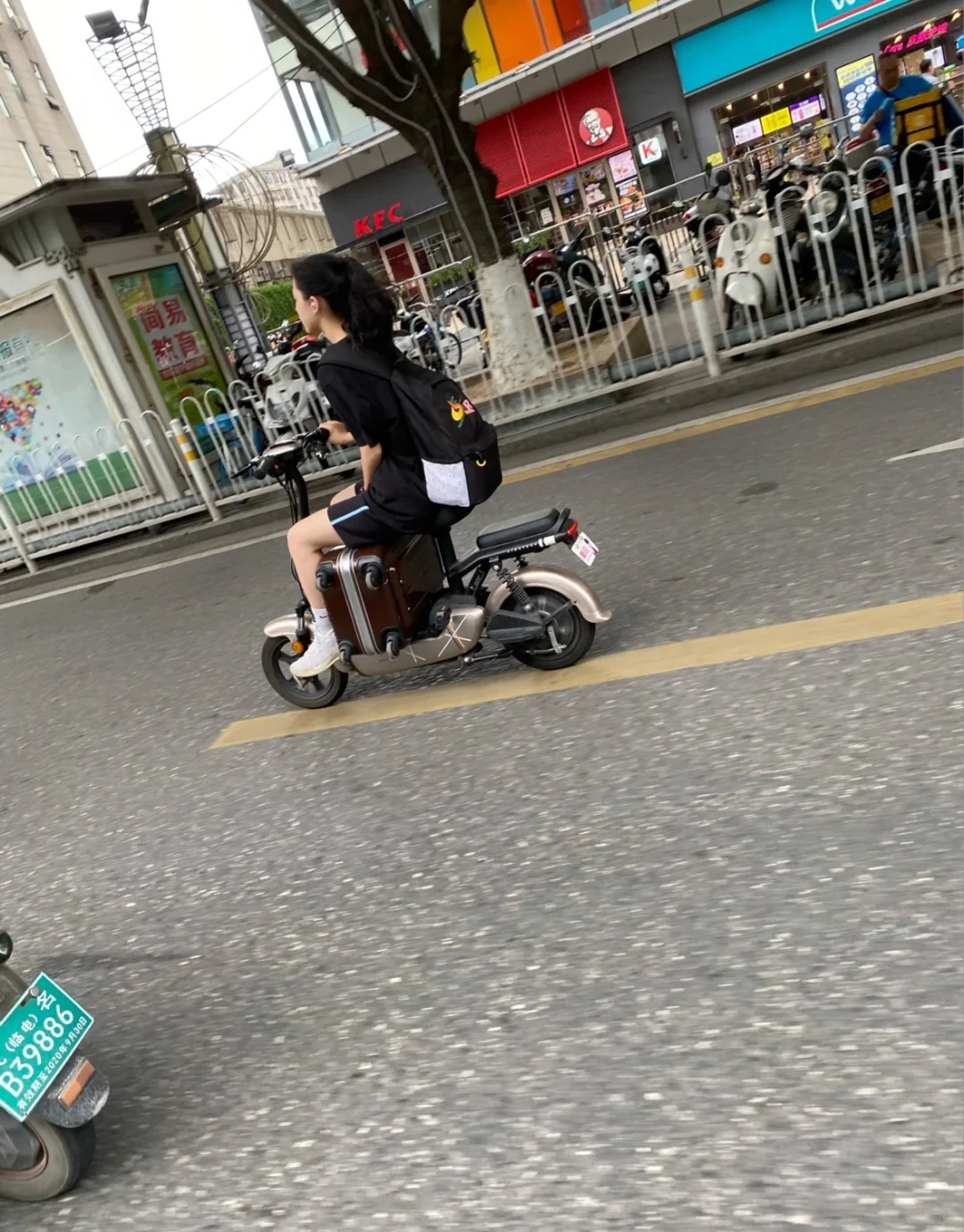 想到骑电动车的人在坐着移动就想笑