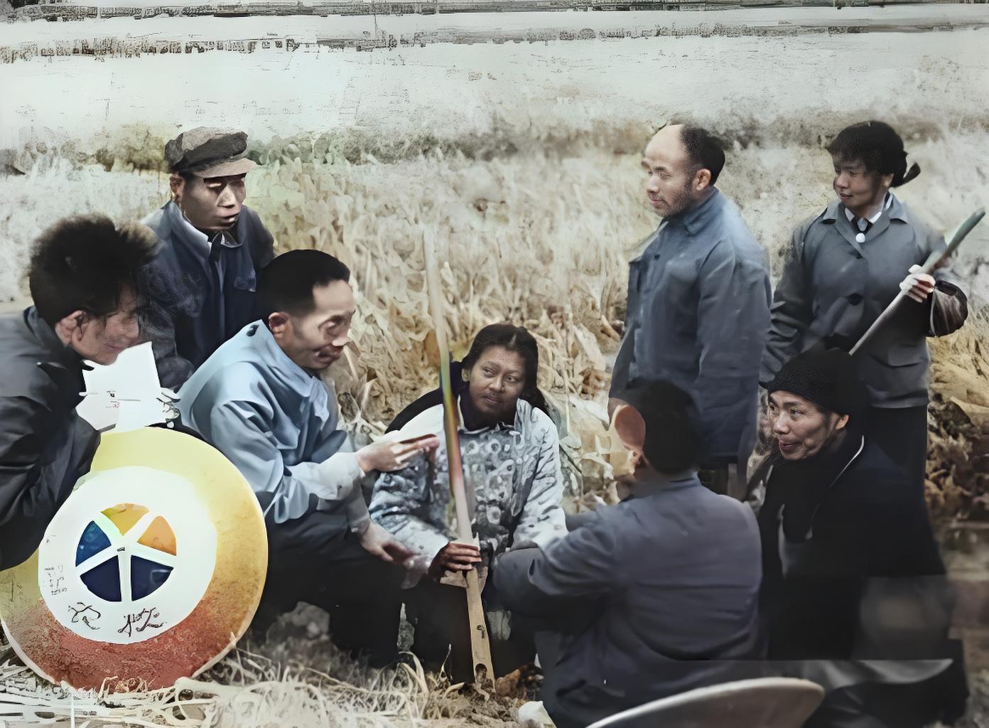 袁隆平（左三）给农民讲述农业知识 ​​​