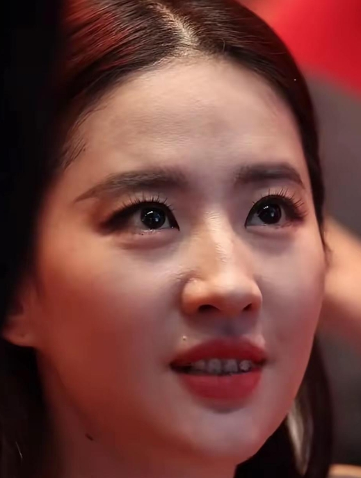 纵使杨幂是内娱长红二十年的顶流，离开滤镜后颜值也并非完美，眼角处已经生出不少细纹