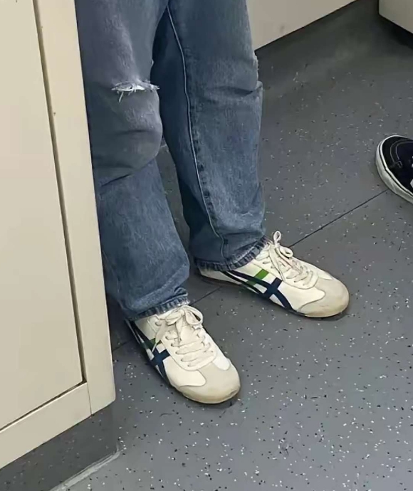 这是什么牌子的鞋子， 说实话这鞋子真心的不好看，为什么穿的人还这么多？