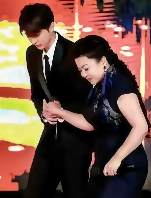天呐！她也老到了需要搀扶着，虽然体态丰满，但她美丽大方，长相大气，说话声音温柔。