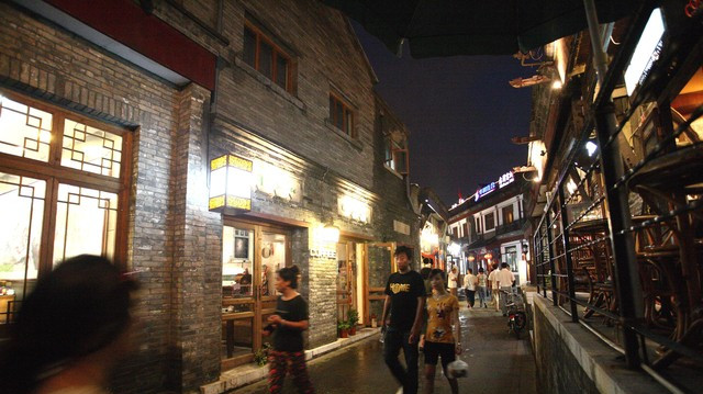 81年秋，他被连队关禁闭借故爬树解闷，看到一束亮光后人生改变