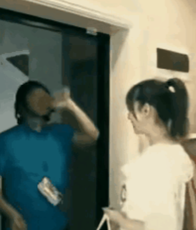 外卖小哥，大热天的，把外卖送到了女子家，女子开门笑着把外卖拿过来，然后好心的把一