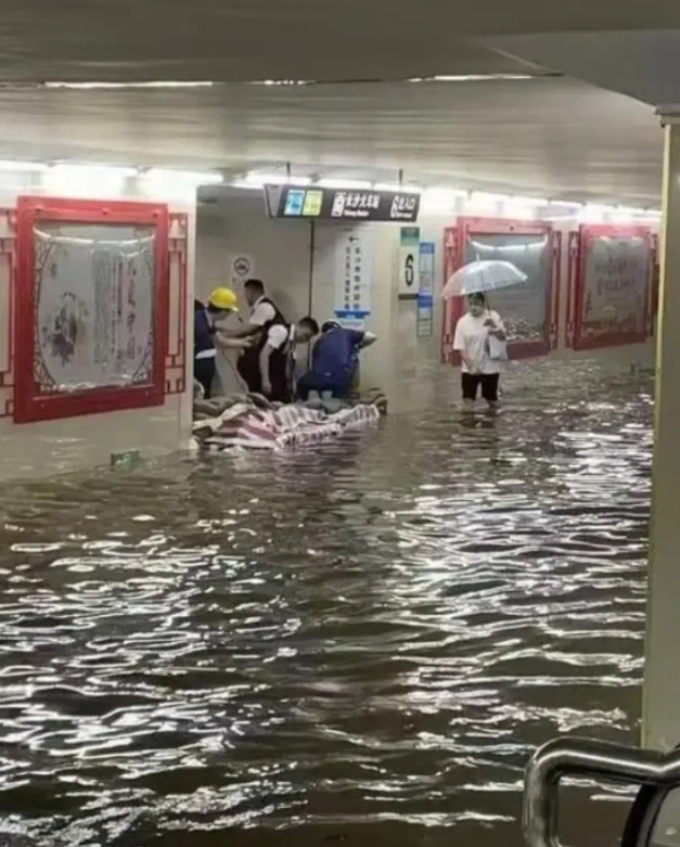 这哪里是长沙火车站啊，这是长沙码头！ ​

已经完全被水淹了啊，不知道现在火车站