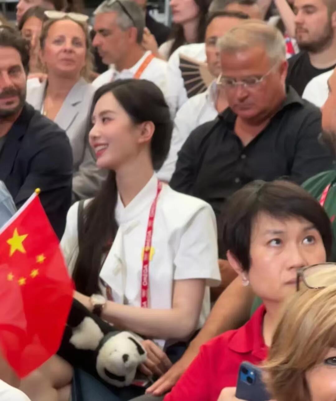 刘诗诗现身巴黎奥运会，身旁男士表情成亮点