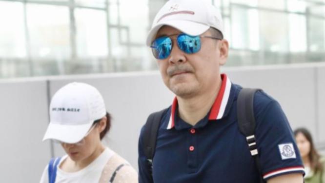 蒋勤勤一家走机场，素颜的她老态显露像大妈，15岁儿子长相似陈建斌再现，完全没有遗传她