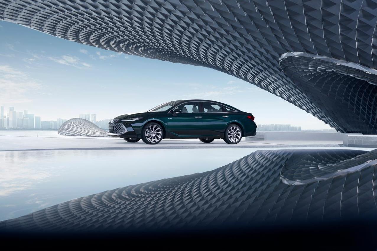 盲点监测系统的配备为亚洲龙提供了一层额外的安全保障。该系统通过检测车辆两侧的盲区