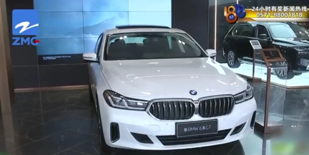 浙江杭州，一女子和朋友来到某4S店，两人看完展车后，以50几万的价格，一人定了一