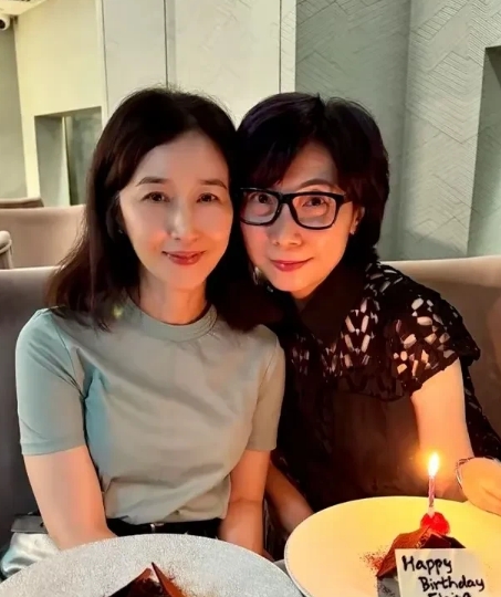 时光匆匆，曾经的童年女神关咏荷也难敌岁月侵袭。近日她的近照流出，皮肤依旧饱满紧致