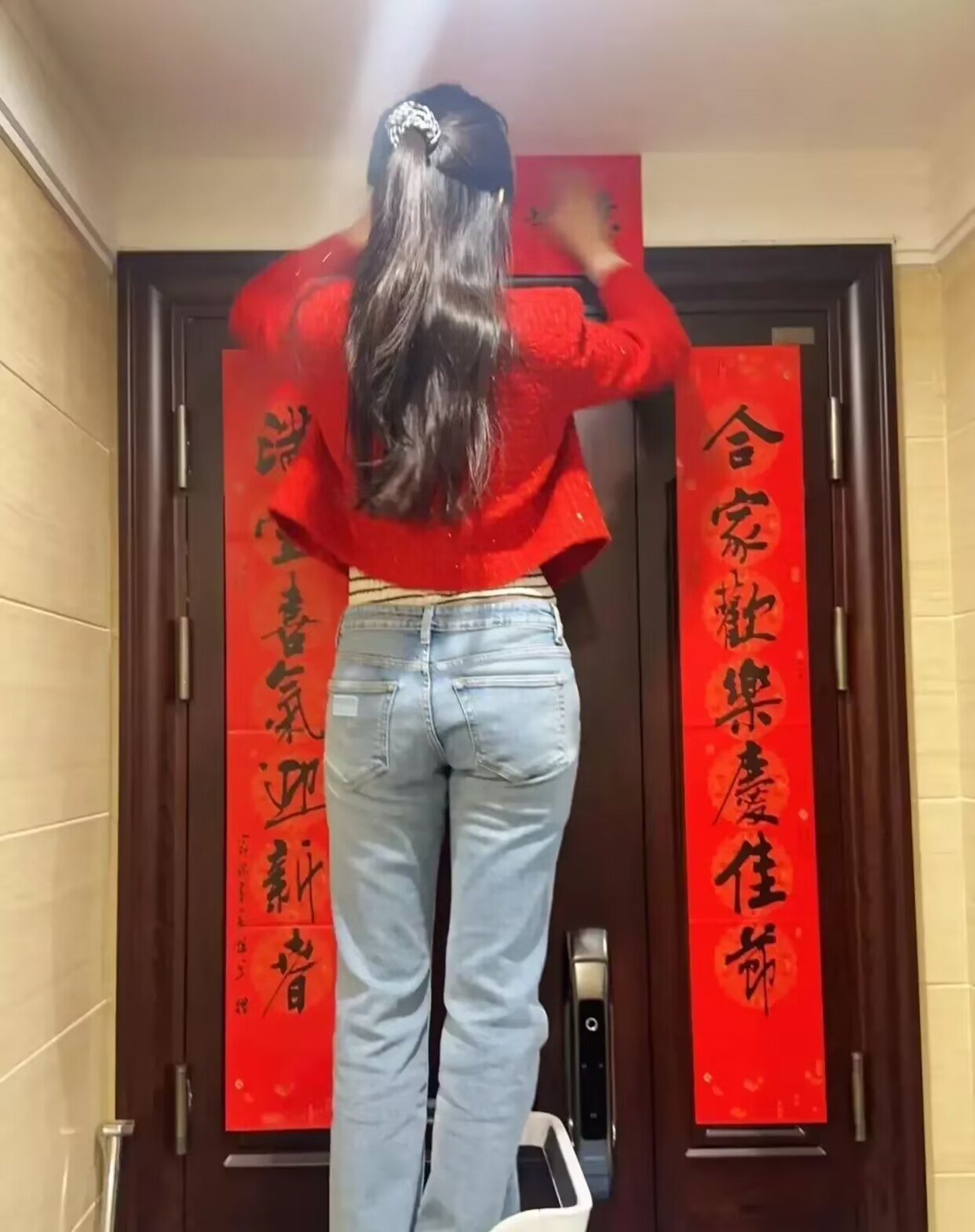 镜头前的这一幕居然会有人看不惯，最近网上一新闻火了，女大学生在家帮贴对联，结果不