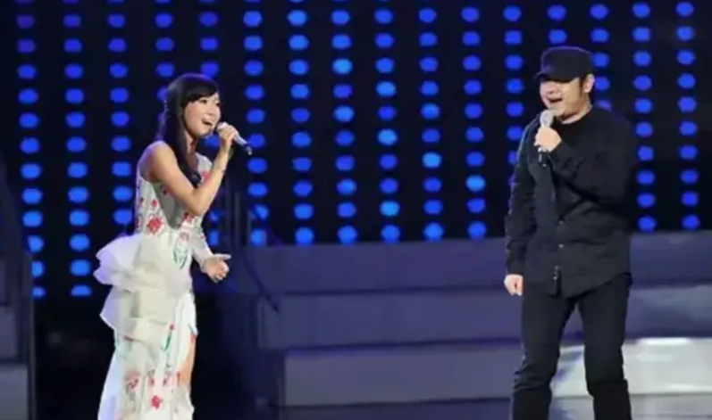 云朵不肯发视频祝福恩师刀郎演唱会，原因无非3种：

1.云朵与刀郎之间早已出现了