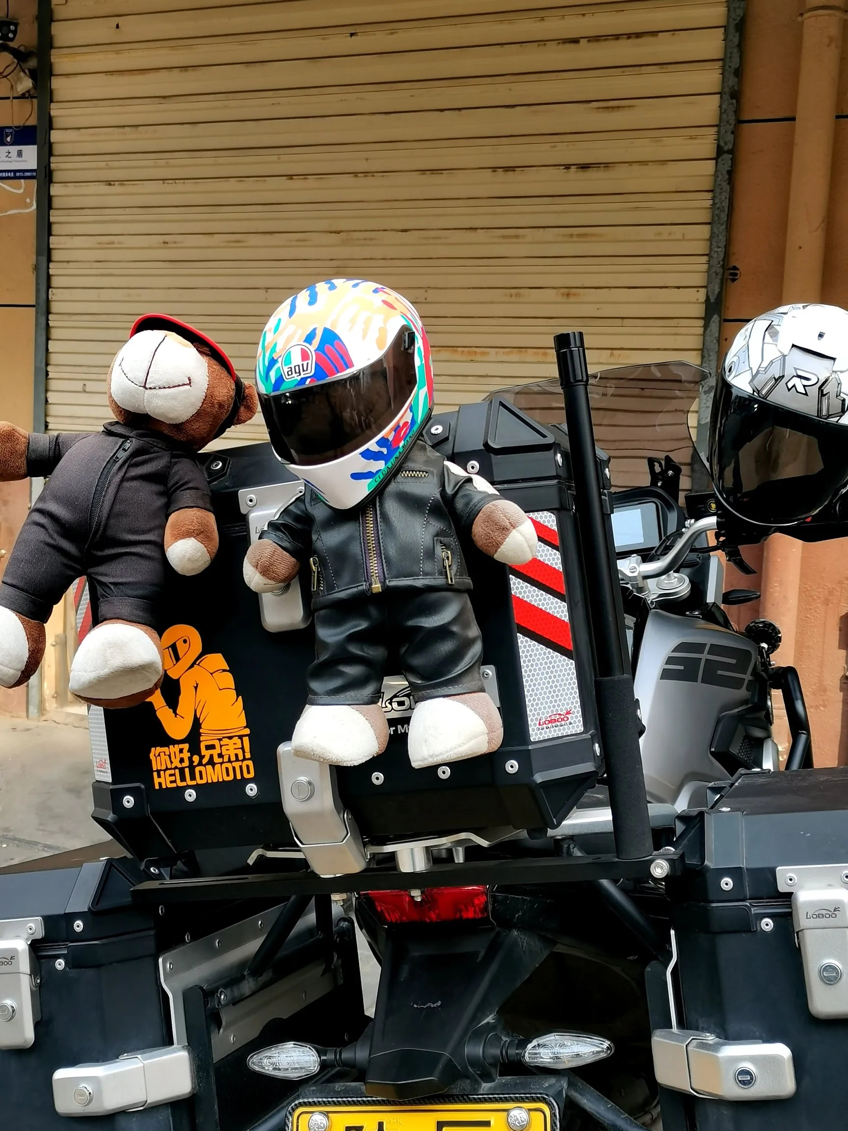 每日一拍
这是一辆什么车？
第一眼看到这辆车就被它的威武霸气所吸引，尤其是车后的