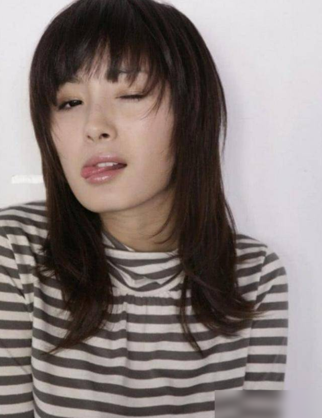 杨幂真的是火了之后才发现，原来她长这样！

和成龙同框的17岁杨幂，脸上还有婴儿