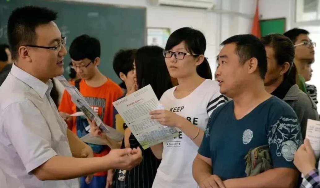 高考志愿填报你知多少?
专业跟院校是科学筛选出来的：
专业决定你的职业，分数决定