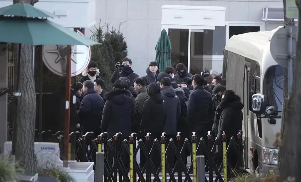 韩国军警对峙总统官邸门前，逮捕与反逮捕一但擦枪走火，逮捕尹锡悦行动会否成为韩国内