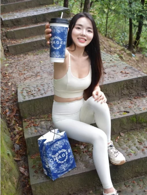 今天和学姐来爬山中途偷偷牵了她的手并没有反抗我是不是有机会呀哈哈哈哈