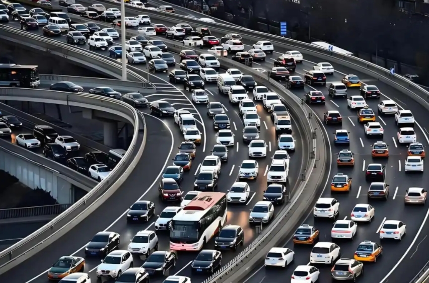 春节高速堵车，对当下中国来说是个无解的问题，要解决的话，必须要做出彻底改变。
1