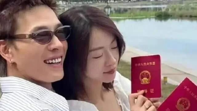 吴谨言与洪尧遛弯，迈着八字企鹅步走路慢悠悠，细节之处满是甜蜜