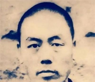 1955年春，被追捕数年的白公馆监狱看守长杨进兴，仍是下落不明。为了抓住这个罪大