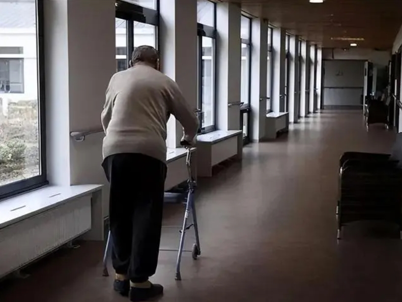 欧美老人还真没有长期卧病在床的，人家的处理方式我们确实该学习。

就比如德国，那