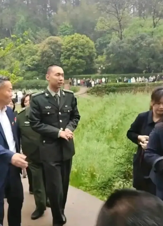 清明时节，毛主席的曾孙毛东东在韶山。毛东东与曾祖父毛主席，颇有几分神似，身高一米